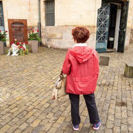 En otras ciudades de España se rinde homenaje a las víctimas del franquismo en monumentos como es el caso de este monolito en Vitoria a las víctimas del franquismo y de la Guerra Civil en Álava. /EFE/ David Aguilar