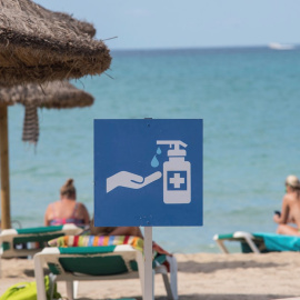 Carteles con normas sanitarias en la Playa de Palma, ayer. EFE/Atienza