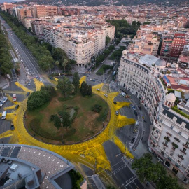 Greenpeace pinta un sol gigante en una plaza de Barcelona por las renovables. GREENPEACE