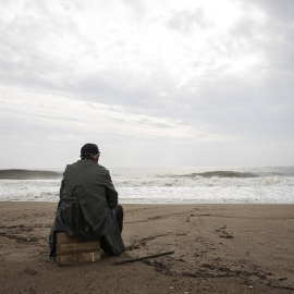 Un hombre mira al  mar en una playa mientras está nublado. Imagen de archivo/Pixabay