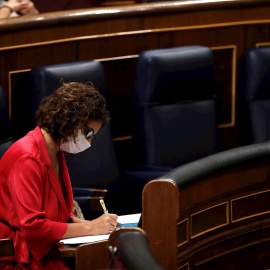 La ministra de Hacienda y portavoz del Gobierno, María Jesús Montero, durante el pleno del Congreso celebrado este jueves. /EFE