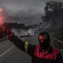 Trabajadores de Alcoa durante un corte de carretera a la altura del termino municipal de Foz, Lugo. MANU BRABO