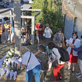 23/07/2020.- Familiares de víctimas del Alvia, accidentado en Santiago hace siete años y con 80 fallecidos, durante el homenaje esta tarde en la curva donde ocurrió el descarrilamiento, en el séptimo aniversario de la tragedia. El juicio sigue pendien