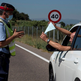 04/07/2020.- Un Mosso d'Esquadra realiza un control de carreteras en la comarca del Segrià, este sábado. EFE/Ramón Gabriel