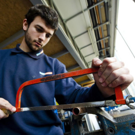 Un joven trabajando en un taller. / EFE