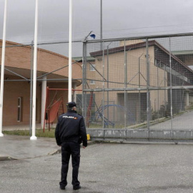 Un agente de policía en las puertas de la cárcel de Segovia. EFE