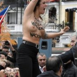 Activistas de Femen irrumpen en una marcha contra la ley de memoria histórica