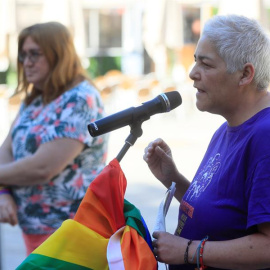 La presidenta de la Federación Estatal de Lesbianas, Gais, Trans y Bisexuales (FELGTB), Uge Sangil durante la rueda de prensa celebrada en la Plaza Pedro Zerolo de Madrid esta sábado para celebra un Orgullo, marcado por la pandemia del Covid-19, y profu