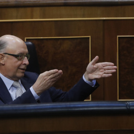 El ministro de Hacienda, Cristóbal Montoro, gesticula desde su escaño durante el debate de la moción de censura de Unidos Podemos contra Mariano Rajoy. EFE/Juan Carlos Hidalgo