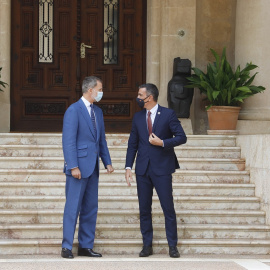 El rey Felipe VI y el presidente del Gobierno, Pedro Sánchez, en el Palacio de Marivent, en Palma, antes del habitual despacho veraniego. E.P.