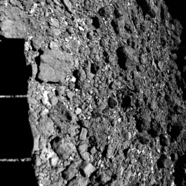 Sombra de la sonda Hayabusa sobre el asteroide Ryugu durante su acercamiento el año pasado./JAXA