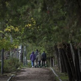 Un grupo de menores extranjeros no acompañados camina por el parque de Hortaleza en el que han vivido durante meses tras fugarse de los centros de acogida regionales.- PEDRO ARMESTRE / SAVE THE CHILDREN