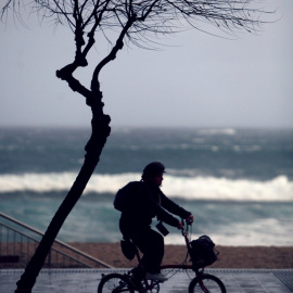 Una persona monta en bici este viernes por el paseo marítimo de la ciudad de A Coruña | EFE