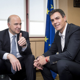 El secretario general del PSOE, Pedro Sánchez, durante el encuentro de trabajo que mantuvo con el comisario europeo de Asuntos Económicos y Financieros, Pierre Moscovici, en la sede de las instituciones europeas en Madrid.EFE/Luca Piergiovanni