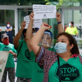 Integrants de la PAH protesten davant de la Ciutat de la Justícia contra la represa dels desnonaments, al juny. BLANCA BLAY / ACN