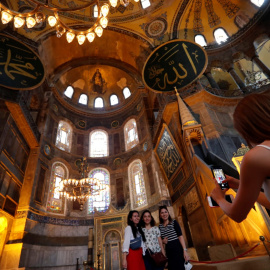 Las turistas posan para una foto en Santa Sofia, declarada Patrimonio de la Humanidad por la UNESCO, y que actualmente es un museo ubicado en Estambul. /Reuters