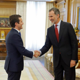 El rey Felipe VI saluda al presidente del Partido Popular, Pablo Casado, esta tarde en el Palacio de la Zarzuela, durante la ronda de consultas con los dirigentes de los partidos políticos con representación parlamentaria para designar candidato a la in