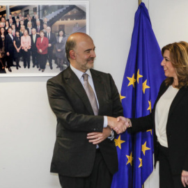 La presidenta de la Junta de Andalucía, Susana Díaz, con el comisario europeo de Asuntos Económicos de la UE, Pierre Moscovici. EFE/Archivo