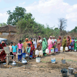 Mujeres forman una fila para recoger agua en Jabalpur, India. Uma Shankar Mishra/PTI/EP