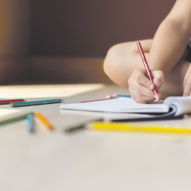 Niño estudiando