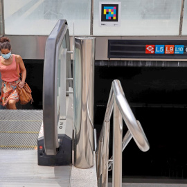 14/07/2020.-Varias personas salen de la estación de metro de Collbanc, una de las muchas estaciones de L'Hospitalet que comparte trayecto con Barcelona. / EFE - TONI ALBIR