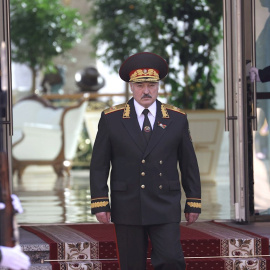 Alexander Lukashenko durante una ceremonia de inauguración en el Palacio de la Independencia en Minsk, tras ser investido como presidente de Bielorrusia en secreto. EFE / EPA / MAXIM GUCHEK / BELTA