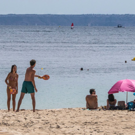 Varias personas disfrutan de una jornada de playa en Mallora, este domingo. | EFE