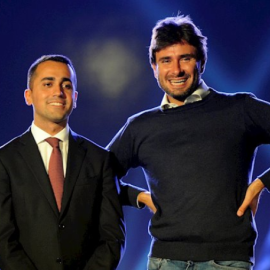 Luigi Di Maio (I) y Alessandro Di Battista (D), del Movimiento 5 Estrellas (M5S). REUTERS/Archivo.