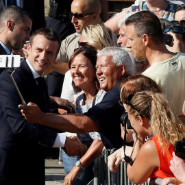 Emmanuel Macron se hace un selfi al llegar a su colegio electoral para votar en la segunda vuelta de las legislativas francesas. /EFE