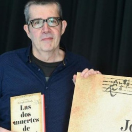 Joseph Gelinek, seudónimo del periodista Máximo Pradera, durante la presentación de su novela 'Las dos muertes de Mozart'./Archivo/ EFE