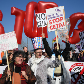 Manifestantes durante las protestas en Estrasburgo en contra del acuerdo entre la UE y Canadá (CETA), Francia / AFP