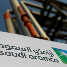 El logo de la petrolera estatal Saudi Aramco, en sus instalaciones en Abqaiq. REUTERS/Maxim Shemetov