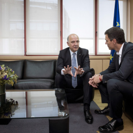 El secretario general del PSOE, Pedro Sánchez, durante el encuentro de trabajo que mantuvo con el comisario europeo de Asuntos Económicos y Financieros, Pierre Moscovici, en la sede de las instituciones europeas en Madrid.EFE/Luca Piergiovanni