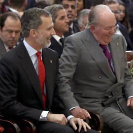 El rey Felipe y su padre, el rey Juan Carlos, momentos antes de asistir a la ceremonia de entrega de los Premios Nacionales del Deporte 2017, en el Palacio de El Pardo. EFE/Ballesteros