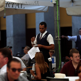 Un camarero toma nota en la terraza de un restaurante en el centro histórico de Madrid. REUTERS/Susana Vera