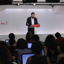 El nuevo portavoz de la ejecutiva del PSOE, Óscar Puente, durante la rueda de prensa posterior a la primera reunión de la Ejecutiva surgida del 39 Congreso Federal. EFE/Emilio Naranjo