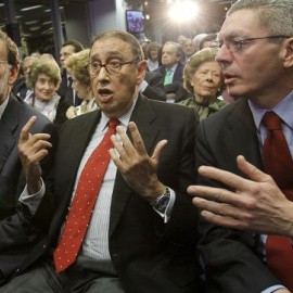 El presidente de La Razón, Mauricio Casals, entre Mariano Rajoy y Alberto Ruiz-Gallardón, en marzo de 2011 en Madrid. | BALLESTEROS (EFE)