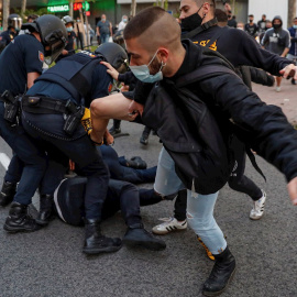 GRAF121. MADRID 24/09/2020.- Miembros de la policía antidisturbios cargan contra un grupo de manifestantes que protestaban en favor de la Sanidad Pública y contra los confinamientos selectivos, este jueves en Madrid. EFE/Emilio Naranjo