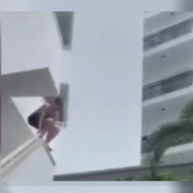 Fotograma del vídeo del joven haciendo 'balconing'. DIARIO DE MALLORCA