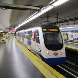 Un convoy de Metro entra en la estación de Bilbao, de la línea 4.