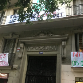 Hzabitants de l'edifici del carrer Roger de Flor, 209, de Barcelona, fan pública la seva voluntat de resistència