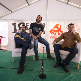 El candidato de IU a la presidencia del Gobierno, Alberto Garzón, con el senador José Manuel Mariscal y el coordinador general de IU Andalucía, Antonio Maíllo, en un acto del PCA en Córdoba. EFE/ Rafa Alcaide