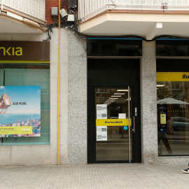 Sucursales de Bankia y Caixabank, juntas en una calle céntrica de Barcelona. REUTERS/Albert Gea