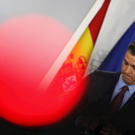 El presidente del Gobierno, Pedro Sánchez, durante la rueda de prensa ofrecida en el Palacio de la Moncloa para hablar de medidas frente al coronavirus. EFE/JAVIER LIZÓN