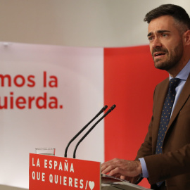 El portavoz adjunto del Comité Electoral del PSOE, Felipe Sicilia, ofrece una rueda de prensa tras la reunión del Comité Electoral del partido en Ferraz. EFE/ J.J.Guillén