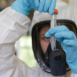 Foto facilitada de un científico del Centro Nacional de Epidemiología y Microbiología mientras trabaja en la producción de una nueva vacuna para luchar contra el COVID-19 en Moscú. EFE/Archivo