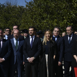 El presidente del PP, Pablo Casado (3i), la portavoz del PP en el Congreso, Cayetana Álvarez de Toledo (4i) y el consejero de Justicia, Interior y Víctimas, Enrique López (2d), durante el acto de homenaje a las víctimas del atentado terrorista del 11-