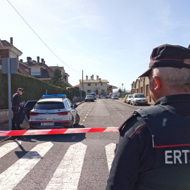 Dos agentes de la Ertzaintza en las inmediaciones de la vivienda en la que han sido halladas muertas con signos de criminalidad dos mujeres | EP