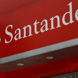 El logo del Banco Santander en una de sus sucursales en Ciudad de México. REUTERS/Edgard Garrido