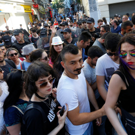 La policía antidisturbios turca dispersa a los activistas de los derechos LGBT que tratan de reunirse en el centro de Estambl para la celebrar el desfile del Orgullo, a pesar de ahber sido prohibido por el Gobierno. REUTERS / Murad Sezer